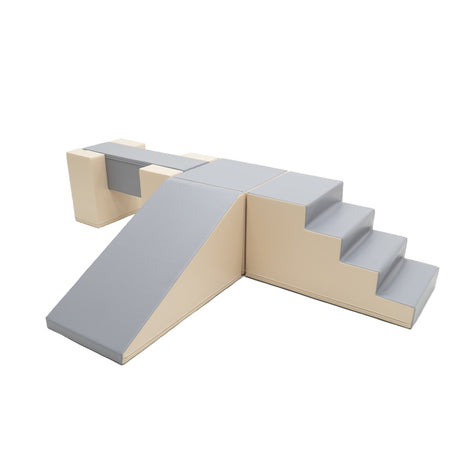 Spiel- und Kletterlandschaft mit Treppe und Rutsche in neutralen Farben