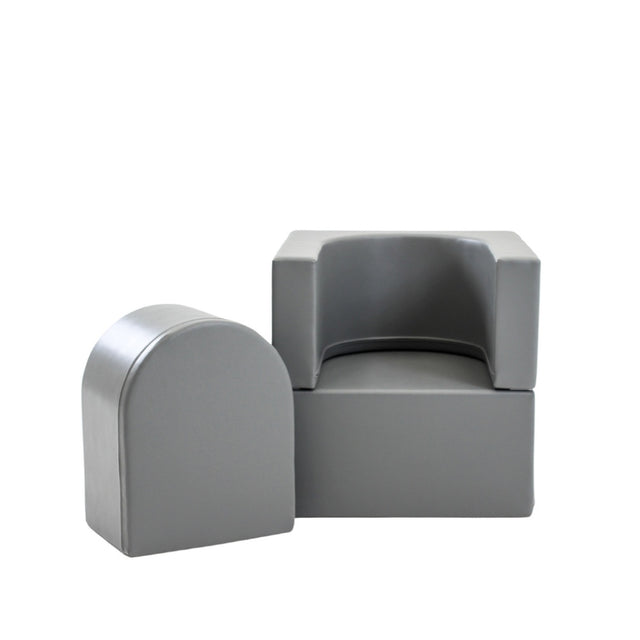 Graue Sitzmöbel mit abgerundeten Kanten und minimalistischer Form