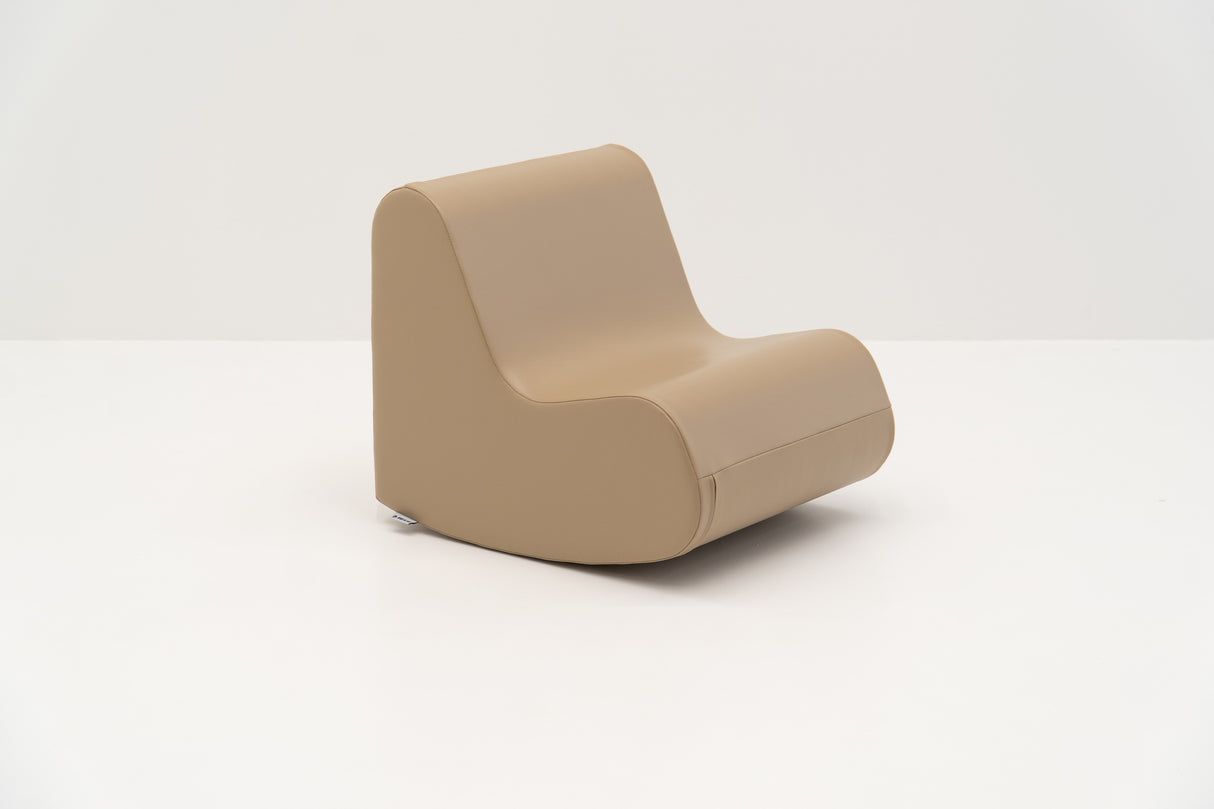 Bequemer, moderner Sessel in beige mit geschwungener Form