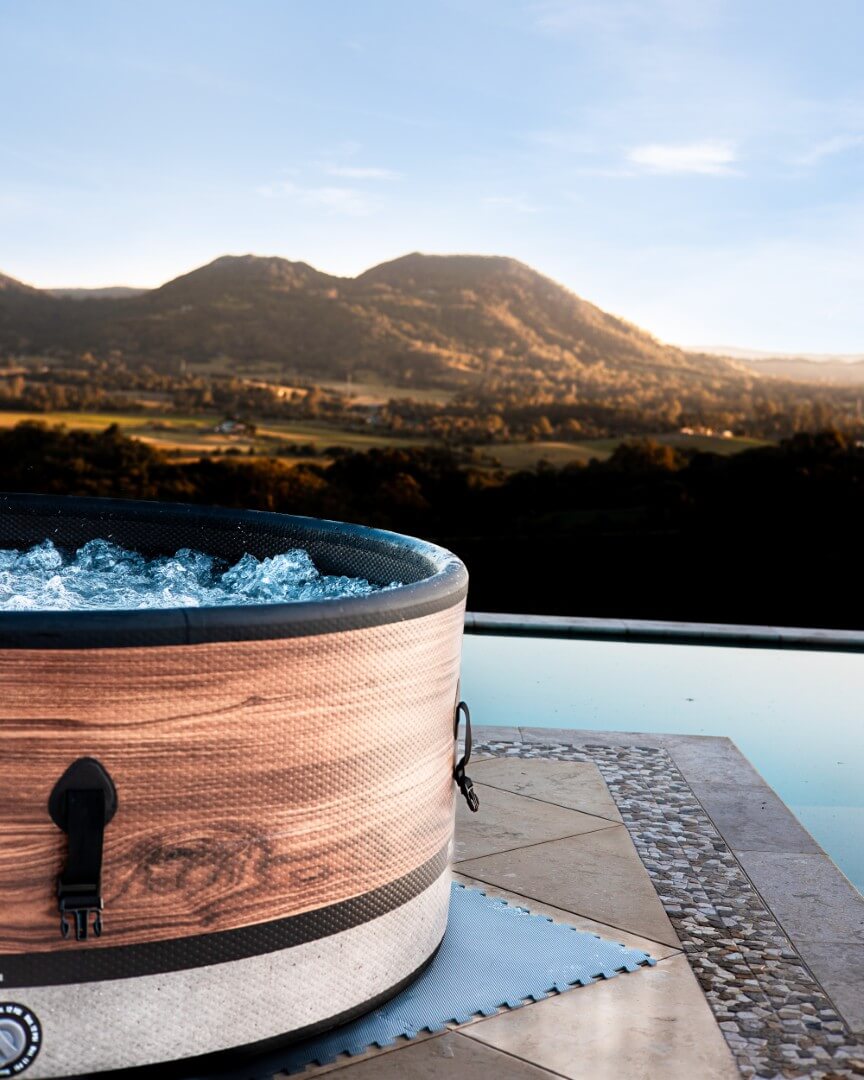 Purehaven MSPA aufblasbarer DUET ECO Whirlpool beim Sprudeln mit Bergen im Hintergrund