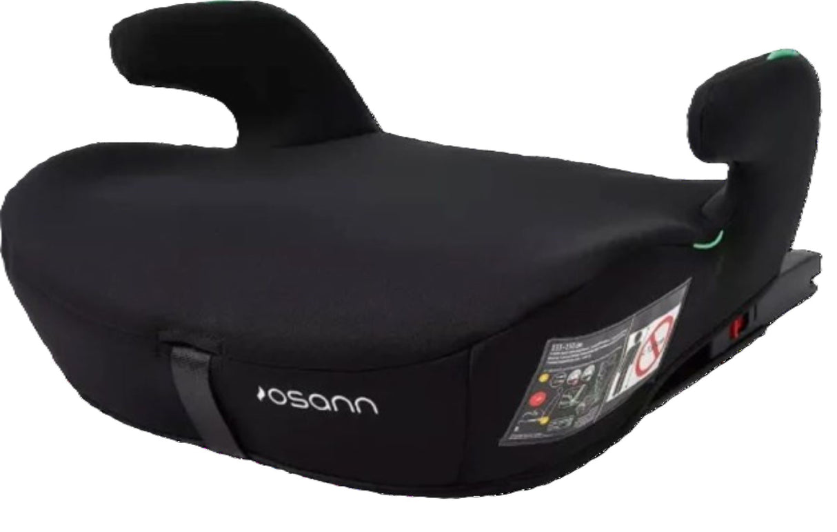 Osann Boost Isofix i-Size Sitzerhöhung in Black, Frontansicht mit ergonomisch geformter Sitzfläche, gepolstertem Bezug und Armlehnen, geeignet für Kinder 135–150 cm, i-Size R129 zertifiziert