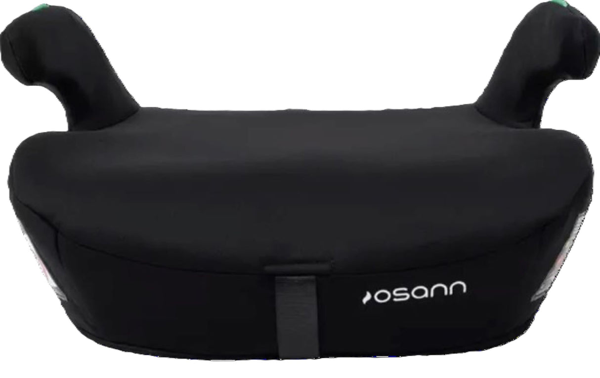 Osann Boost Isofix i-Size Sitzerhöhung in Black, Seitenansicht links mit ergonomischer Sitzfläche, gepolstertem Bezug, Armlehnen und ausgefahrenen Isofix-Konnektoren, für Kinder 135–150 cm, i-Size R129 zertifiziert