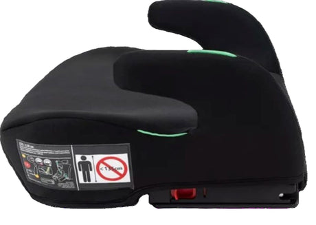 Osann Boost Isofix i-Size Sitzerhöhung in Black, schräge Frontansicht links mit ausgefahrenem Isofix-System, ergonomischer Sitzfläche, gepolstertem Bezug und Armlehnen, geeignet für Kinder 135–150 cm, i-Size R129 zertifiziert
