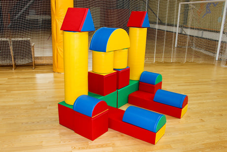 Bunte Schaumstoffbausteine in verschiedenen Formen und Farben für Kinder