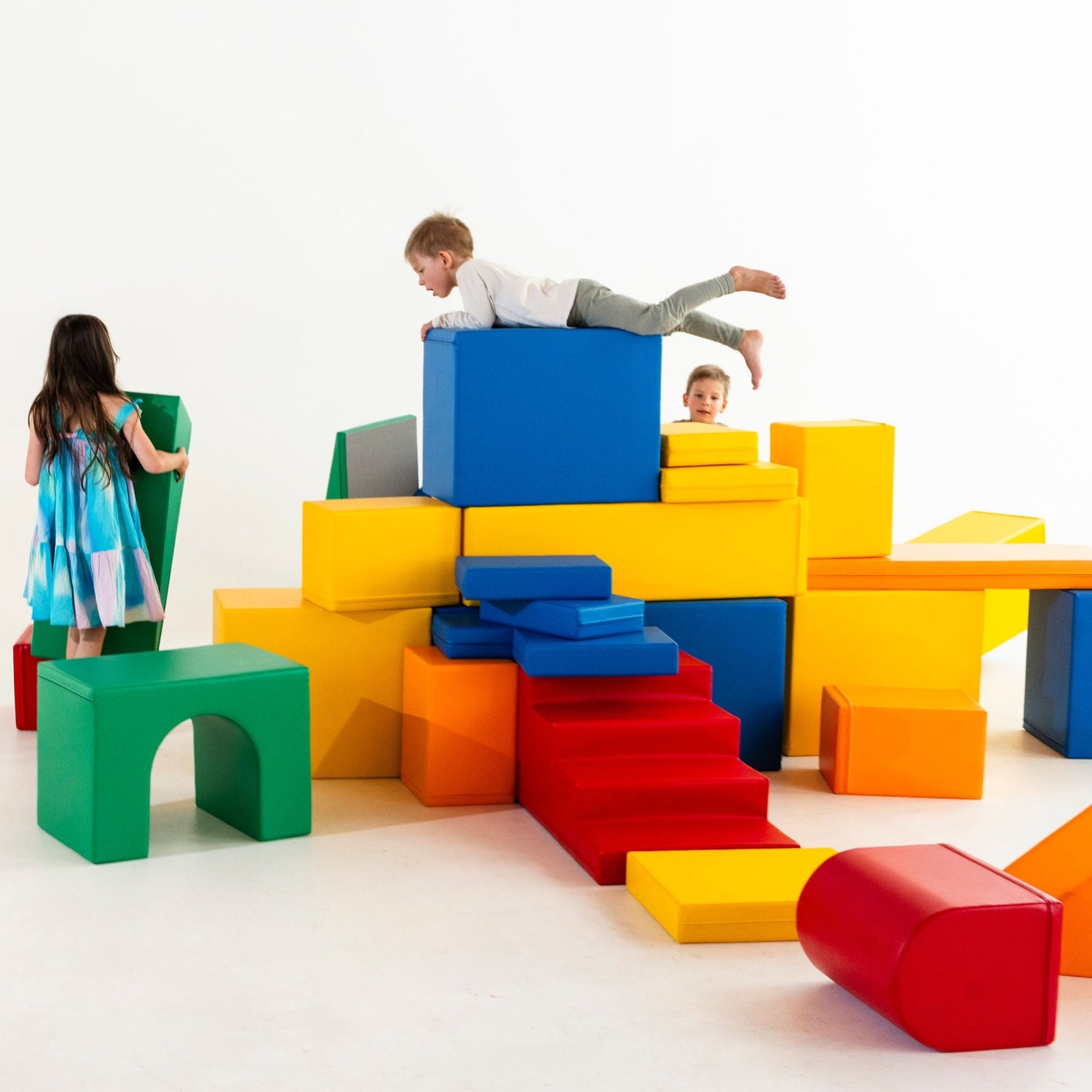 Kinder spielen mit bunten Bauklötzen in verschiedenen Formen und Farben