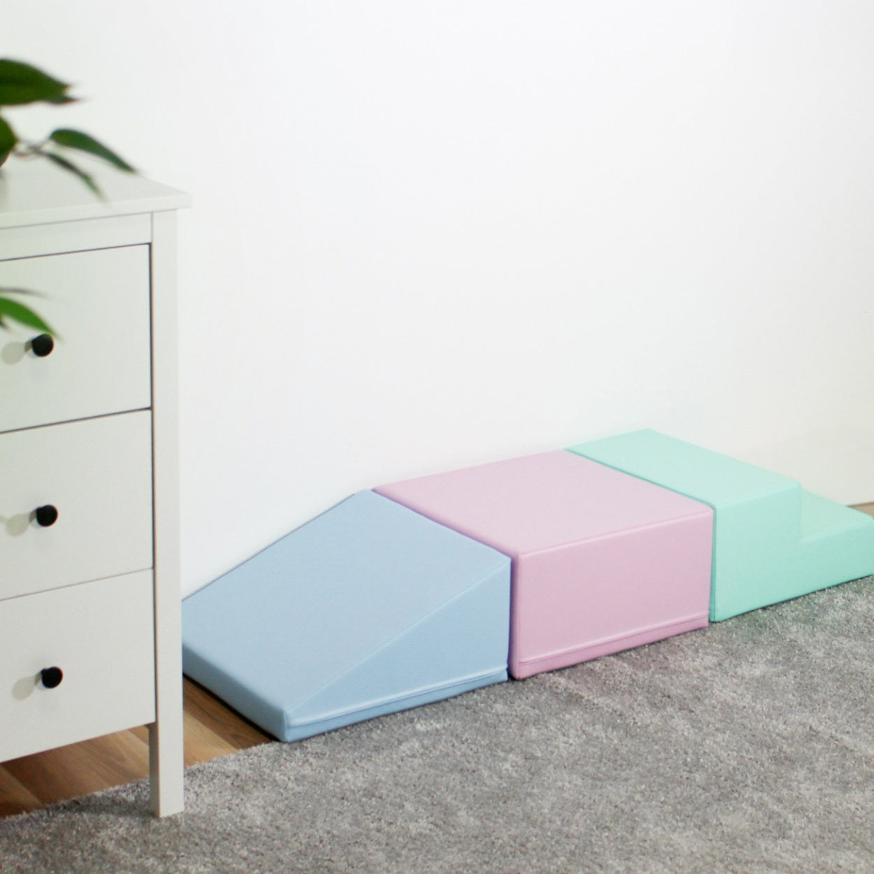 Bunte Schaumstoffspielmodule in Form von Rampen und Treppen