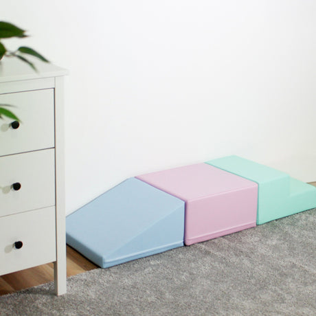 Bunte Schaumstoffspielmodule in Form von Rampen und Treppen