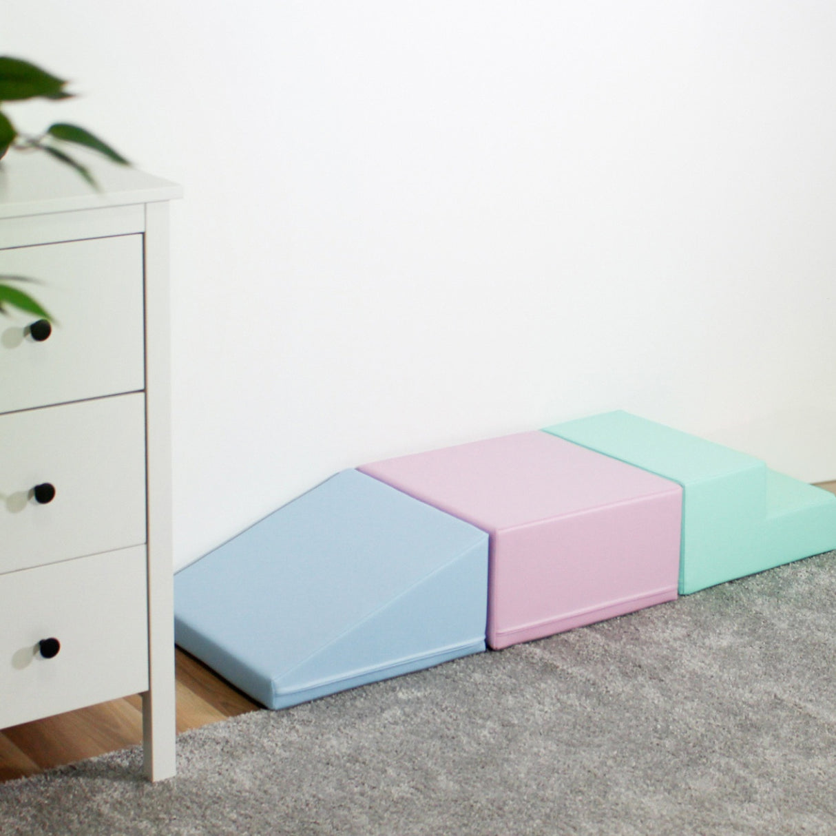 Bunte Schaumstoffspielmodule in Form von Rampen und Treppen