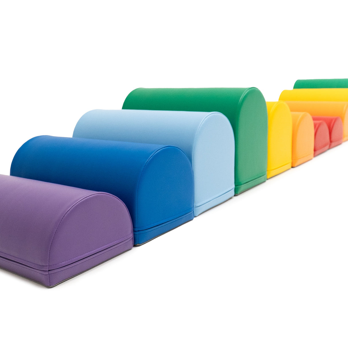 Bunte, halbrunde Schaumstoffblöcke in Reihen angeordnet