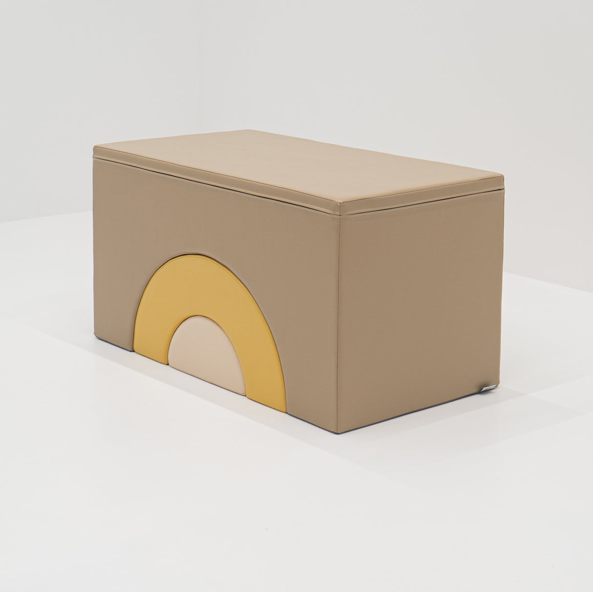 Beige Aufbewahrungstruhe mit gelbem, halbkreisförmigem Design vorne