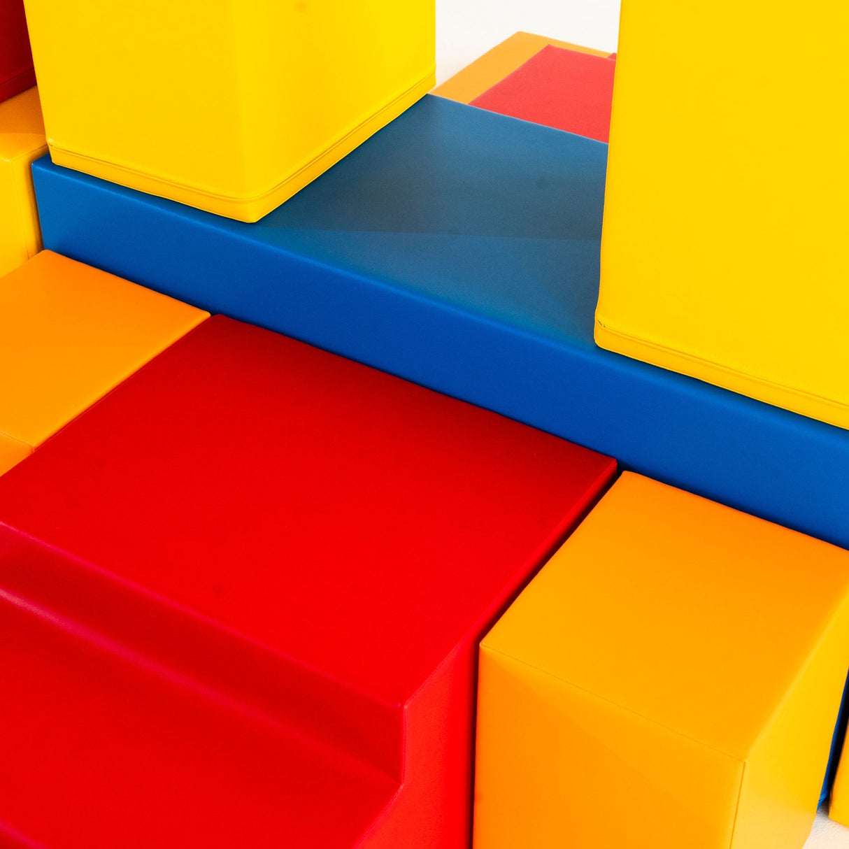 Bunte Schaumstoffbausteine in verschiedenen Formen und Farben angeordnet