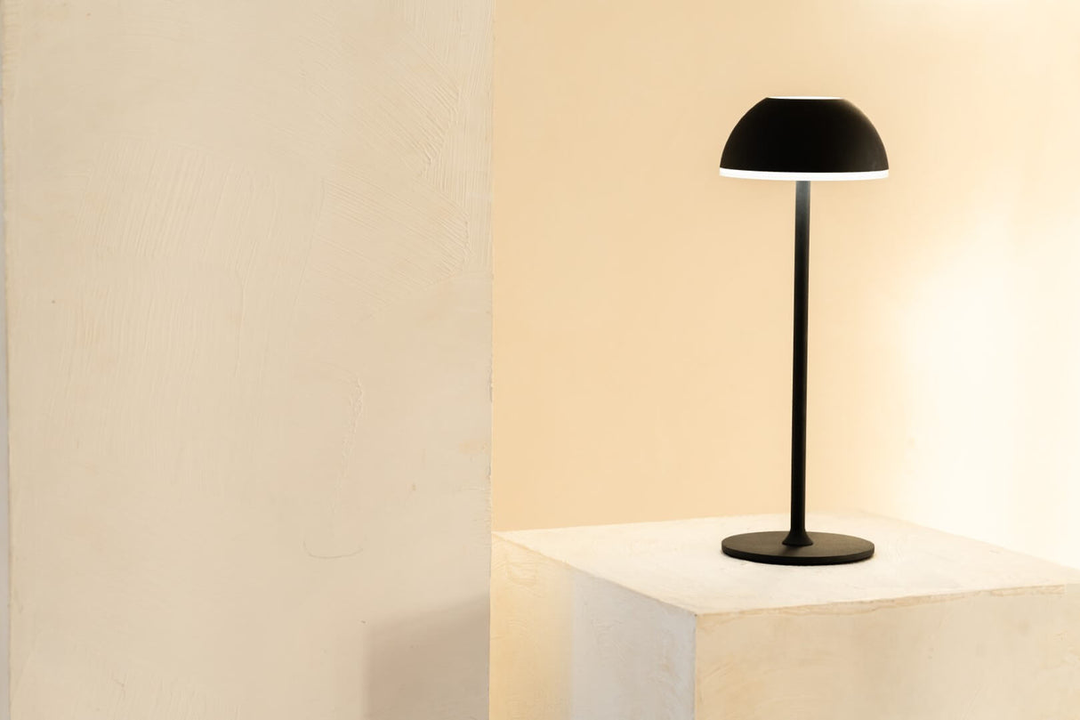 Jens Living LED Tischlampe in Schwarz steht auf einem Tisch