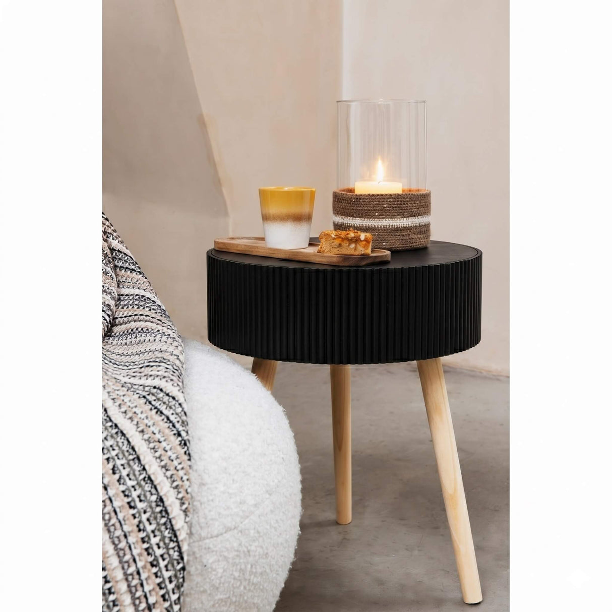 Jens Living Levi Couchtisch in Schwarz im Wohnzimmer mit Kerzen