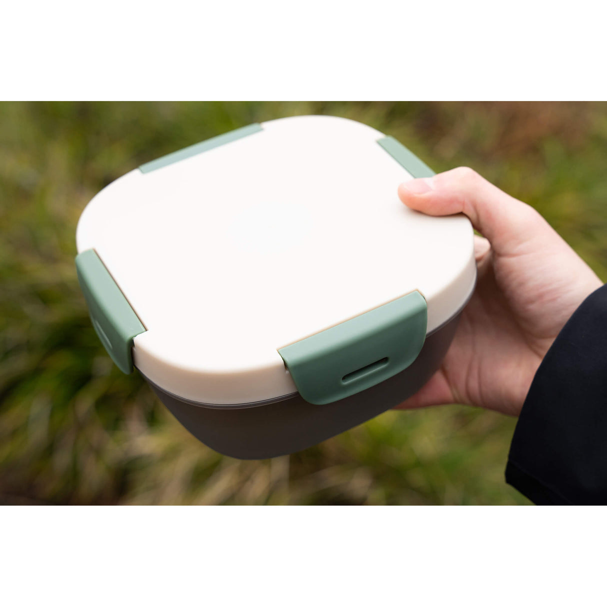 Norländer Lunchbox Outdoor in der Hand gehalten