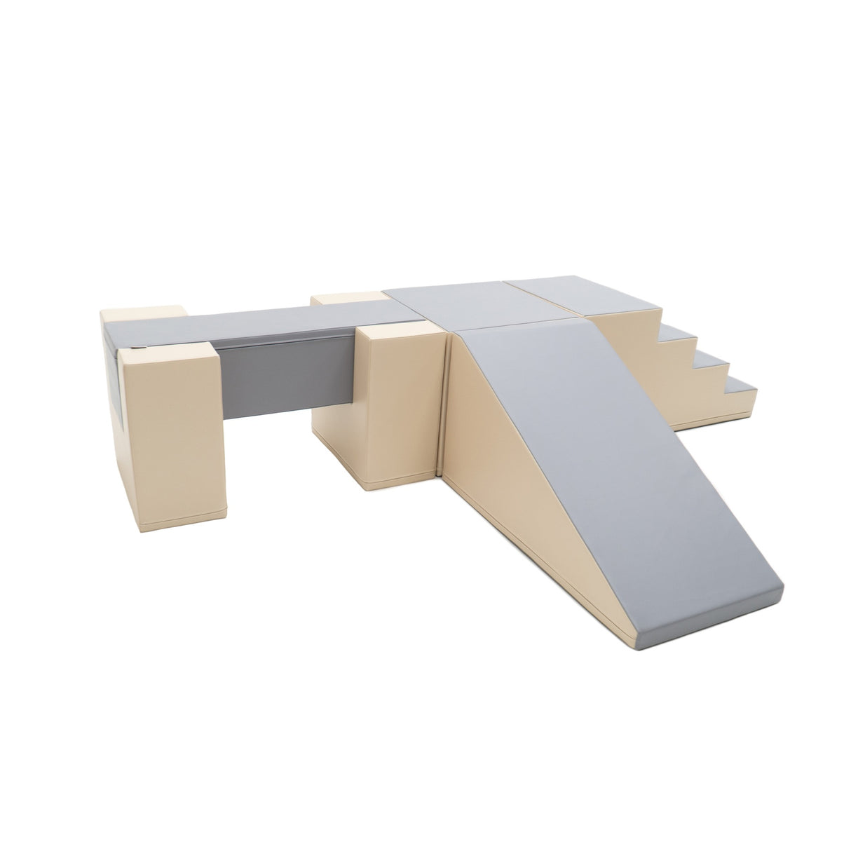 Spiel- und Turngerät mit Rampe und Treppen in neutralen Farben