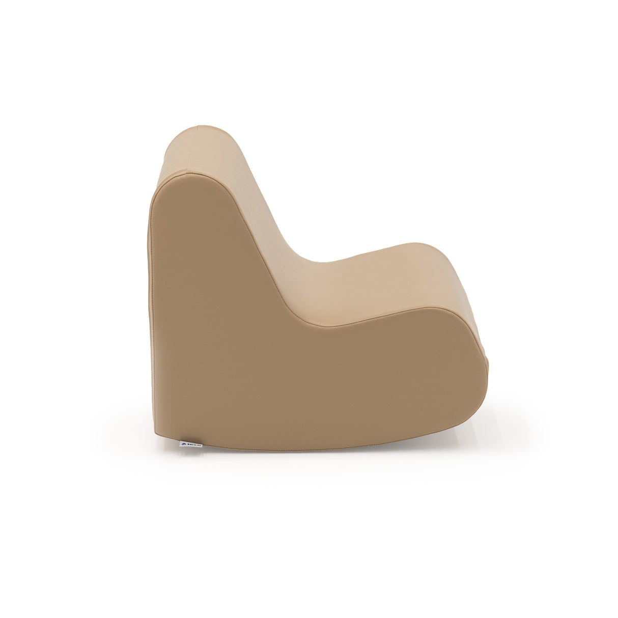 Beige, geschwungene Couch mit glatter Oberfläche und modernem Design