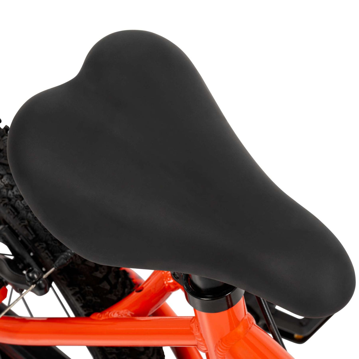 Schwarzer Fahrradsattel auf einem orangefarbenen Fahrradrahmen