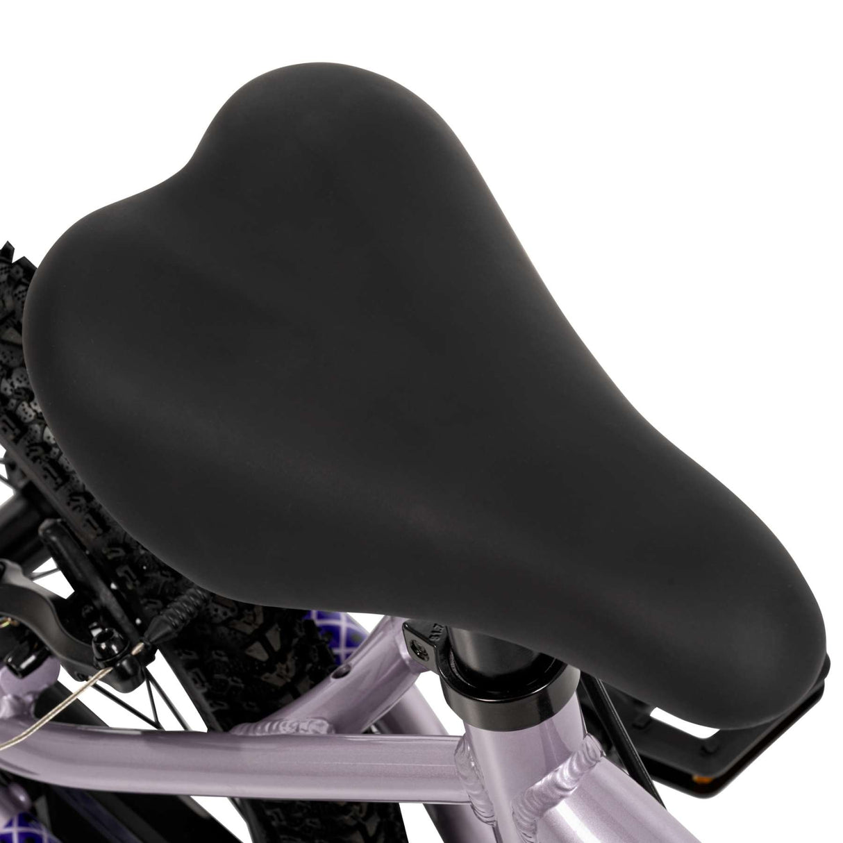 Schwarzer Fahrradsattel mit ergonomischer Form auf einem Fahrradrahmen