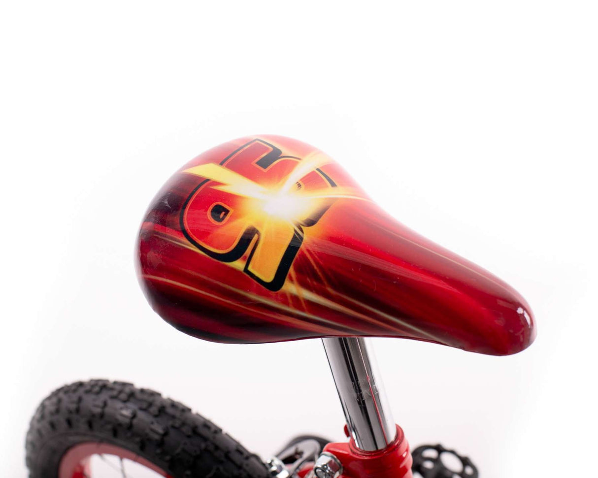 Roter Fahrradsattel mit auffälligem Design und glänzender Oberfläche