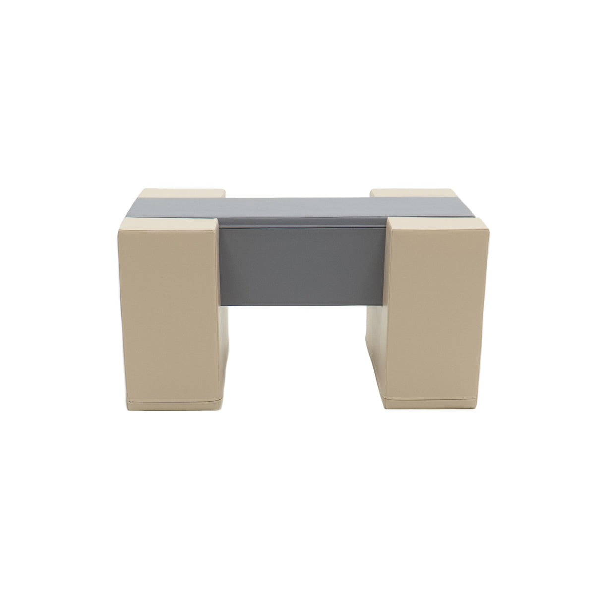 Modularer Tisch in neutralen Farben mit quadratischen Ecken