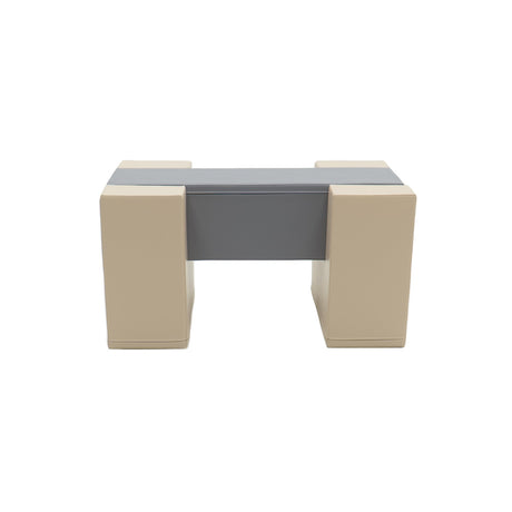 Modularer Tisch in neutralen Farben mit quadratischen Ecken