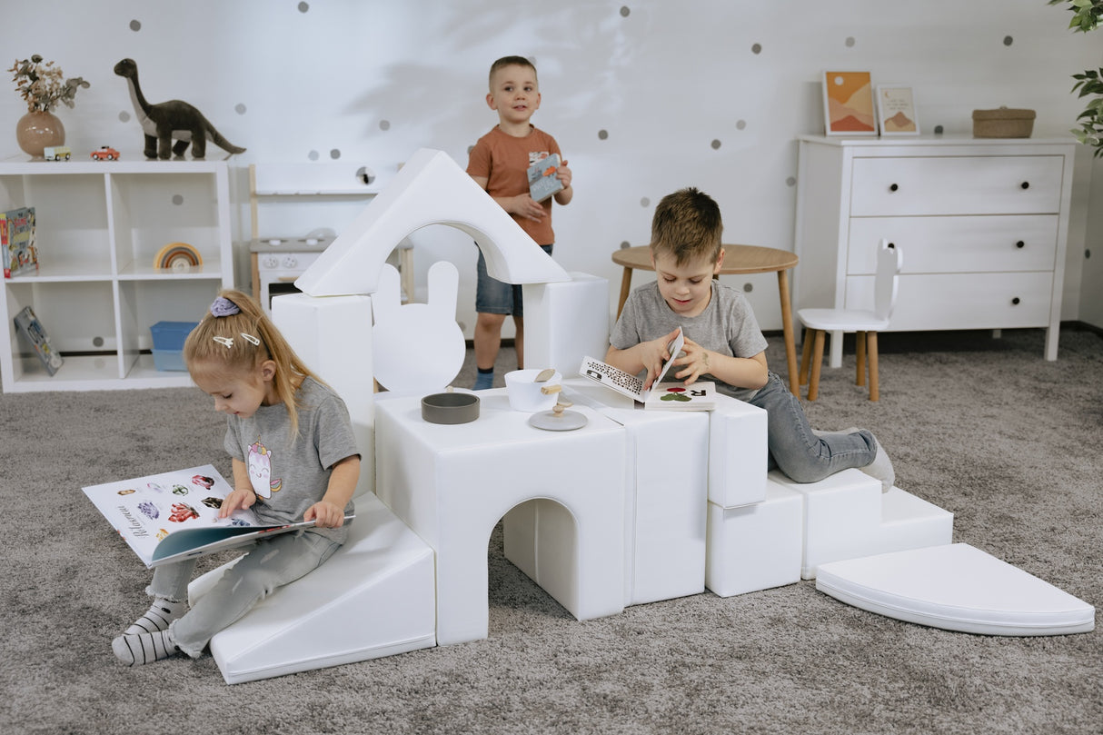 Kinder spielen mit modularen Bausteinen in einem hellen Raum