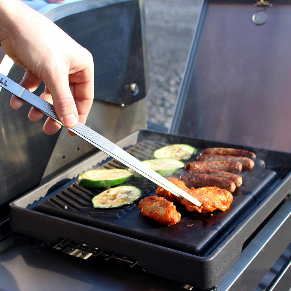 Vielseitiger Grillaufsatz für klassische Seitenkochfelder - Höhenverstellbare Füße - Umlaufende Fettrinne - Abmessungen 35 x 32 cm