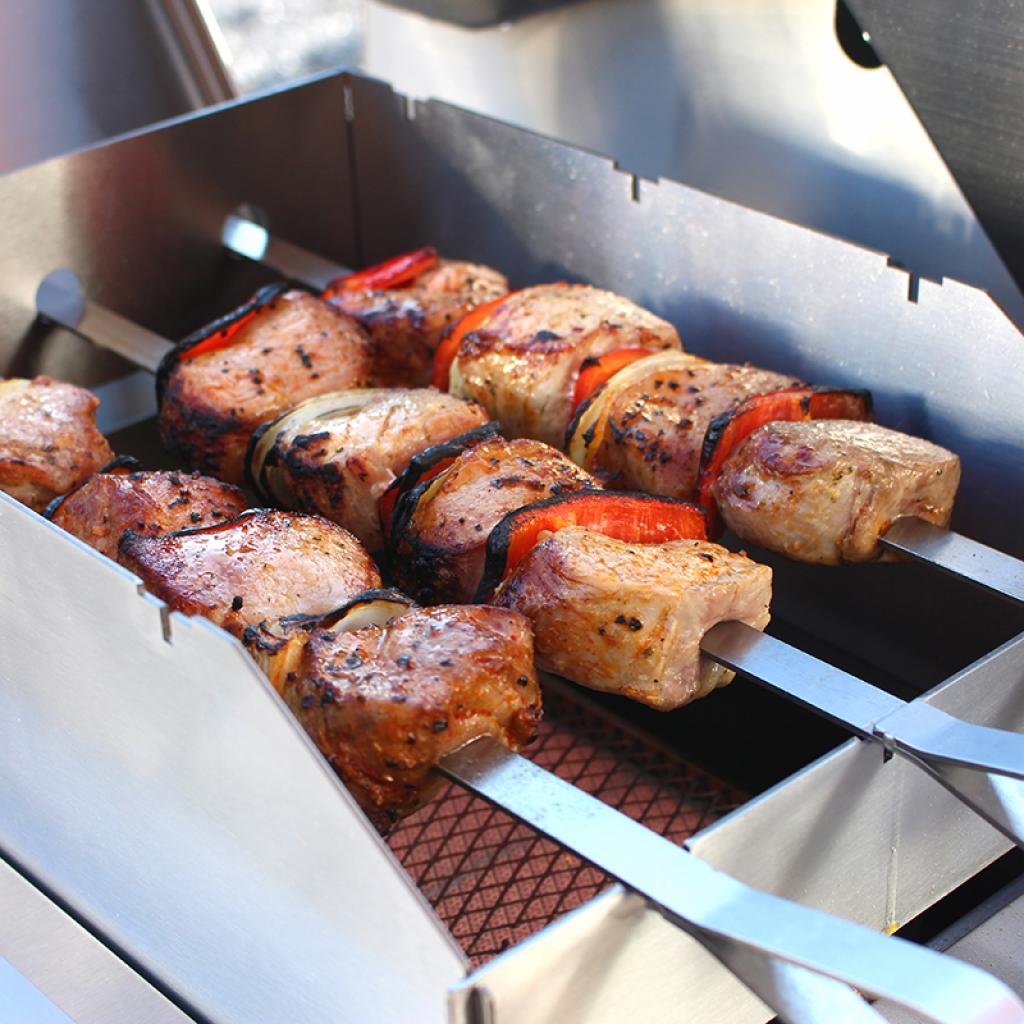 Schaschlik-Set mit Spritzschutz aus Edelstahl für Steakzone: 4 Edelstahlspieße, variable Höhe, sichere Ablage, Maße 33x29x12,5cm