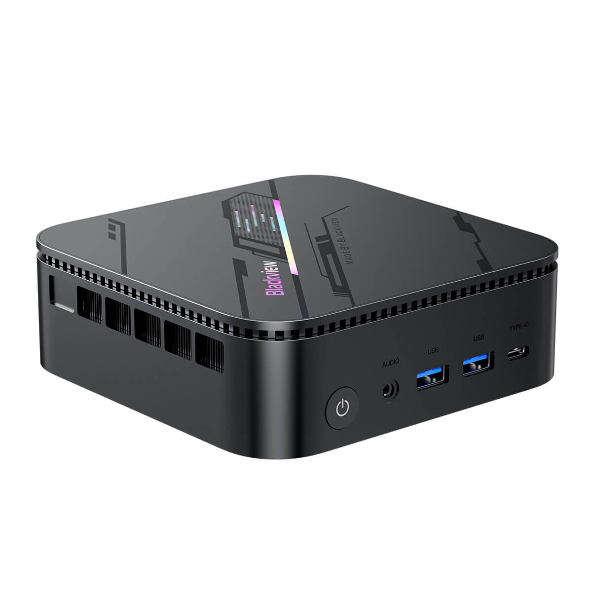 Blackview MP100 Mini PC – Frontansicht leicht rechts, zeigt zwei USB-C-Ports, USB 3.2,Power-Taste sowie den Luefterauslass