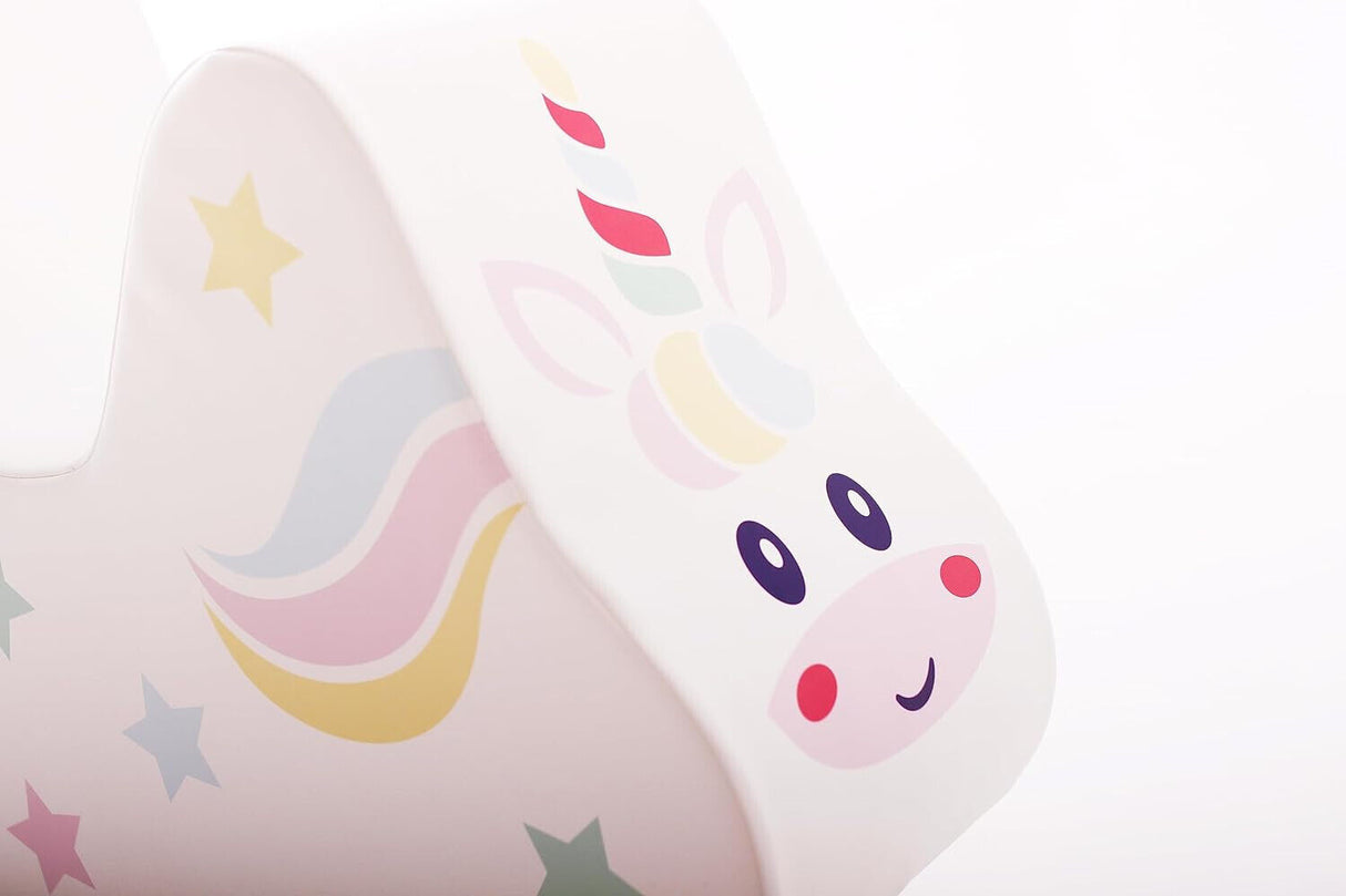 Kleines Kind spielt mit bunten Schaumstoffbausteinen in Einhorn-Design