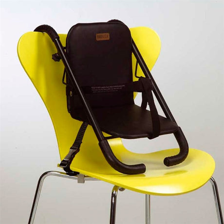 Tragbarer BabyTrold Booster-Sitz in Schwarz, aufgeklappt am Stuhl montiert mit Gurt fixiert