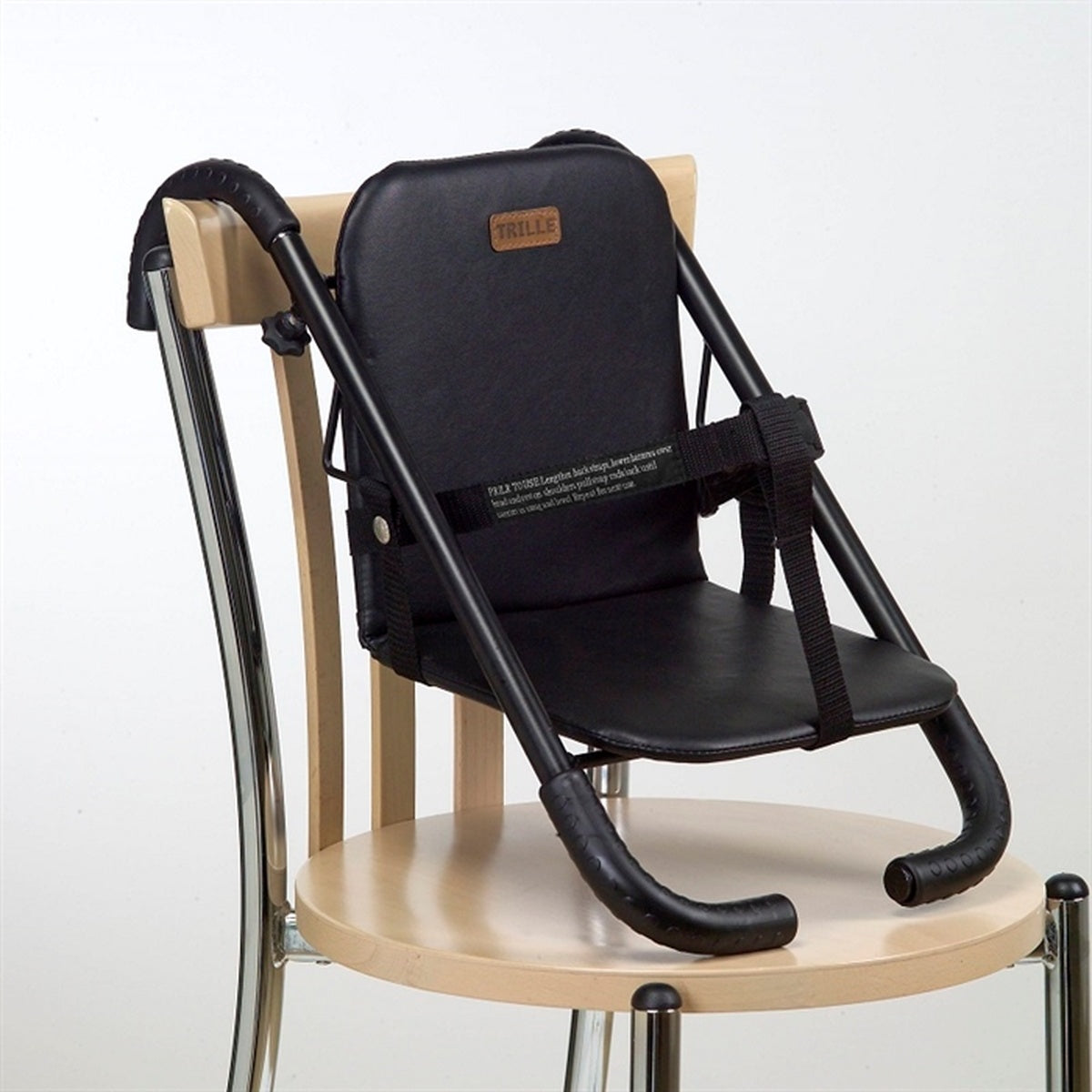 Tragbarer BabyTrold Booster-Sitz in Schwarz, aufgeklappt am Stuhl montiert