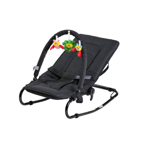 BabyTrold Skrastol Babywippe in Schwarz, Ansicht von vorne im Profil mit verstellbarem Spielbügel