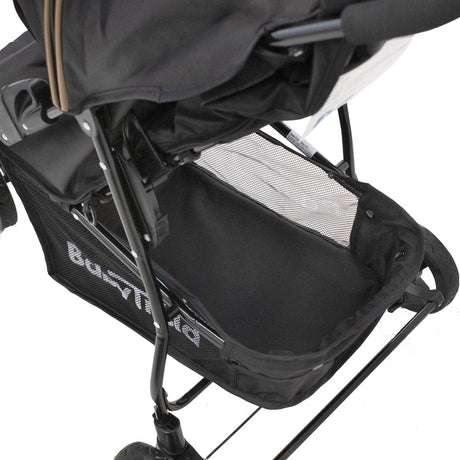 Babytrold Buggy schwarz zeigt Stauraumkorb unter dem Wagen