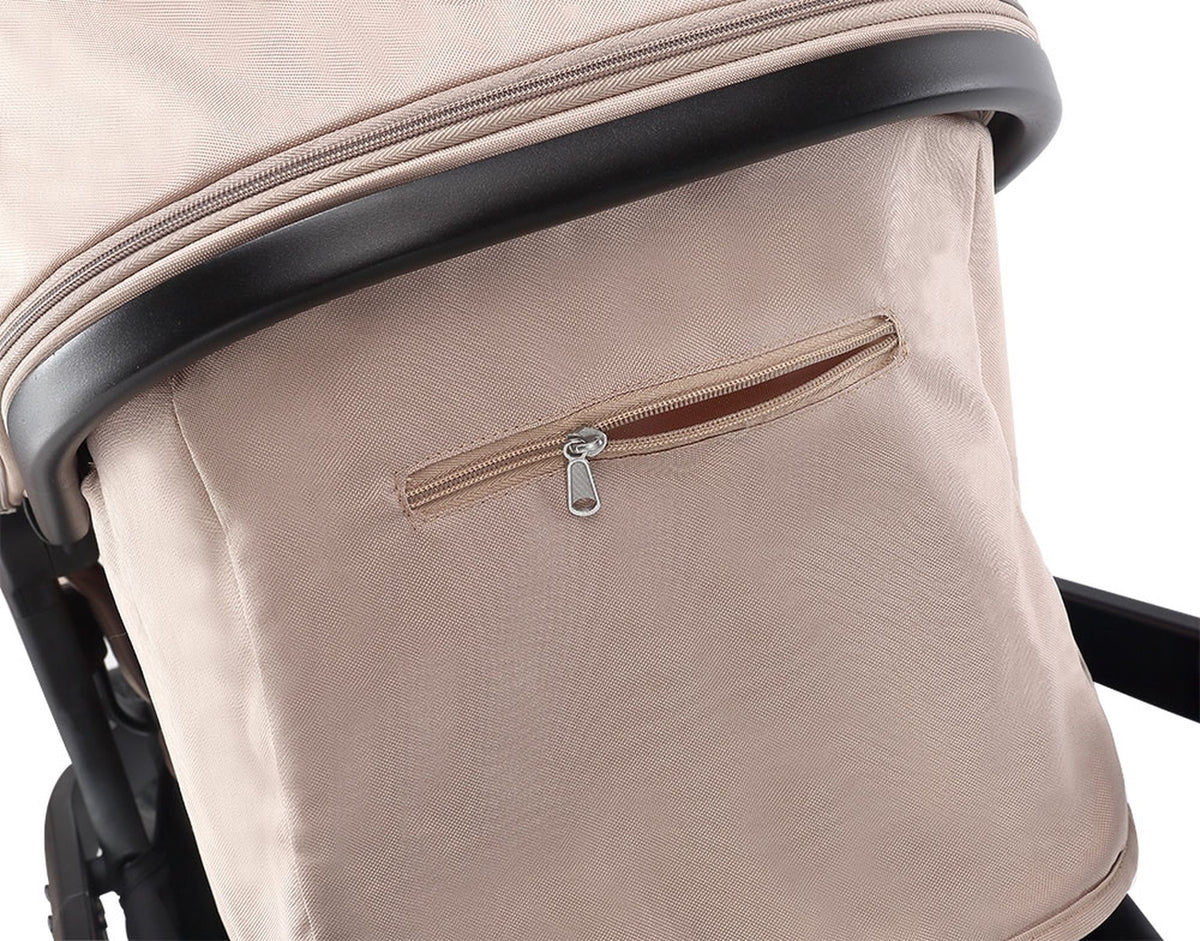 Beige Tasche mit Reißverschluss an einem Kinderwagenrahmen