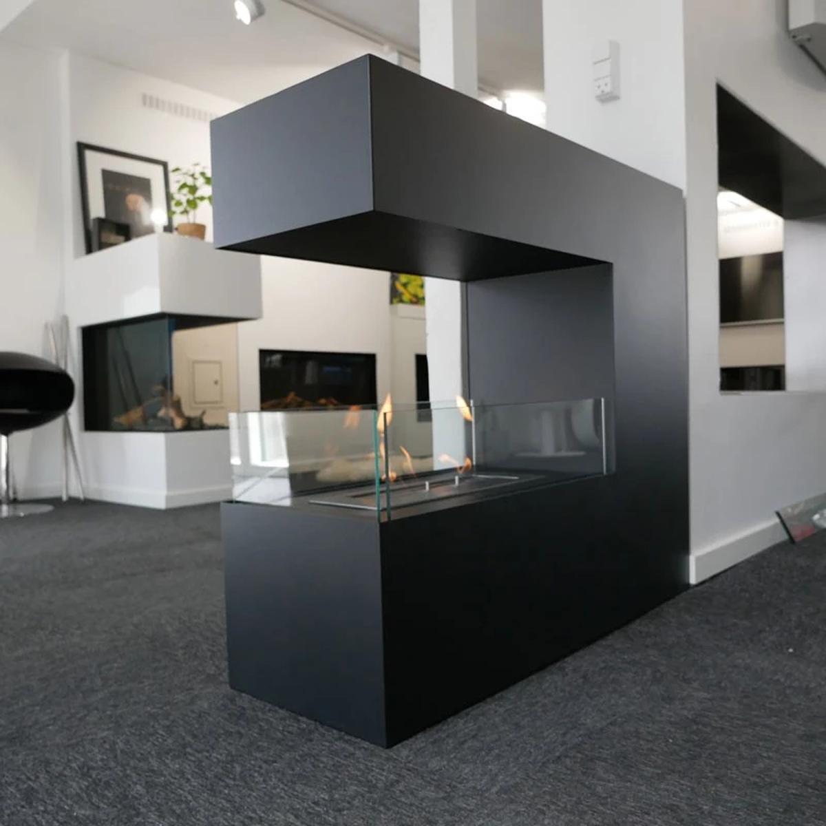 CACH Fires Topeka Freistehender Bioethanol-Kamin, schwarzes Design, 2,4 kW, trennt zwei Räume, hochwertiges, modernes und elegantes Erscheinungsbild.