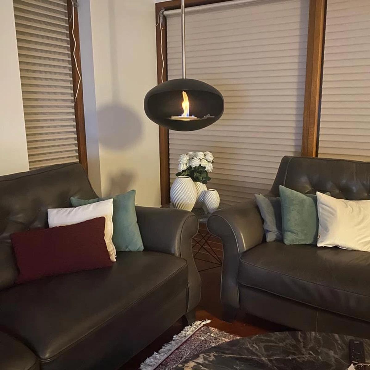 CACH Fires Cocoon Aeris, Bioethanol-Kamin in Schwarz mit verstellbarem Edelstahlstab, Bioethanol-Deckenkamin, 3 kW, elegant und modern.