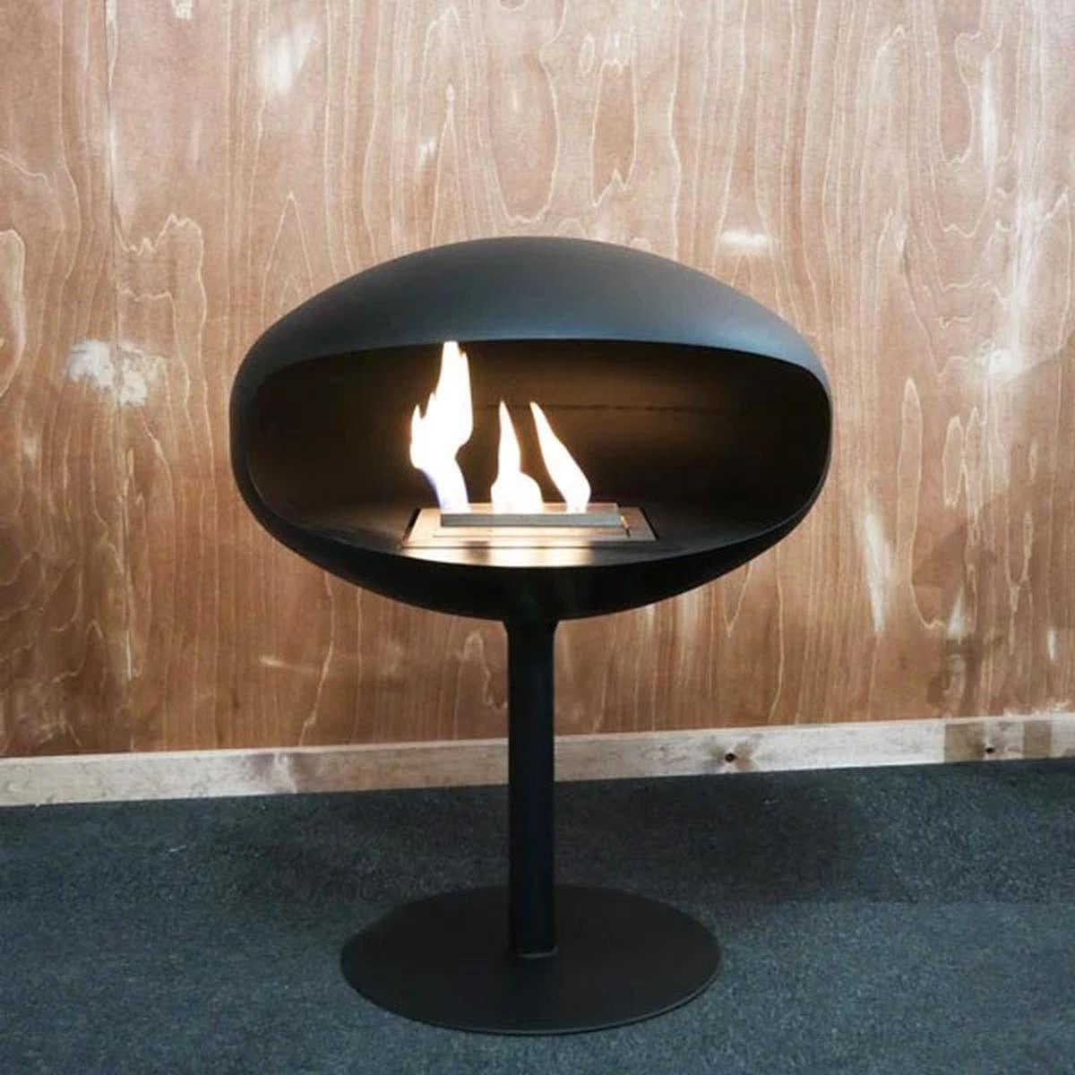 CACH Fires Kokonsockel, Schwarz, freistehender Kamin, Blickfang, kann überall platziert werden.