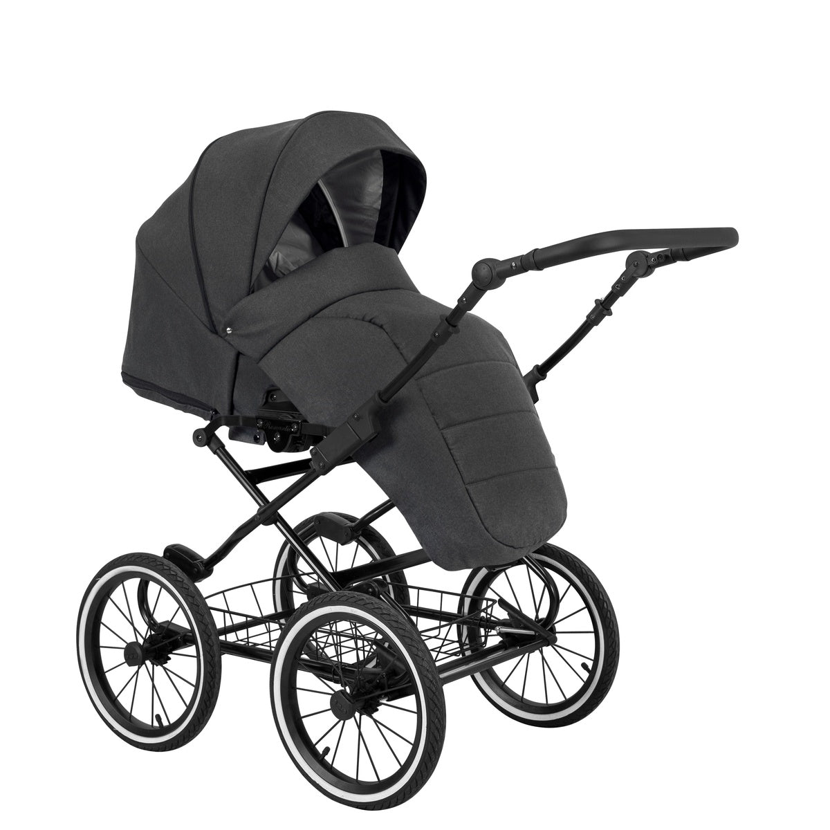 Ansicht von Schräg-Links eines modernen Kinderwagens, sichtbar mit Sonnenverdeck, Sicherheitsbügel, Vier-Rad-Fahrgestell und geräumigem Unterkorb.