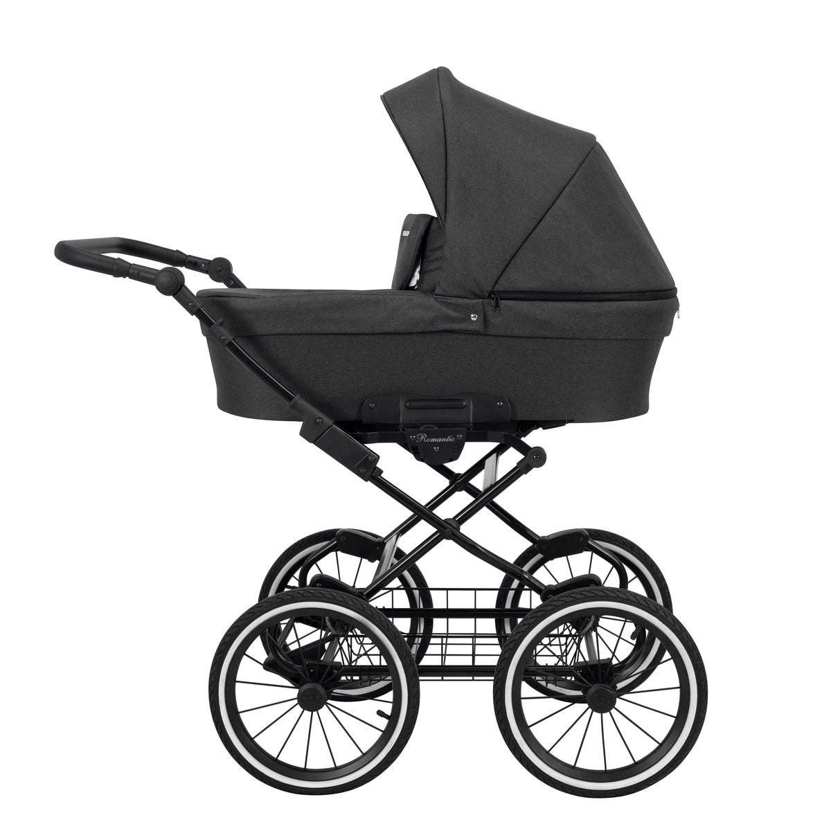 Kinderwagen in Seitenansicht, sichtbar mit Sonnenverdeck, Sicherheitsbügel, Vier-Rad-Fahrgestell und geräumigem Unterkorb.