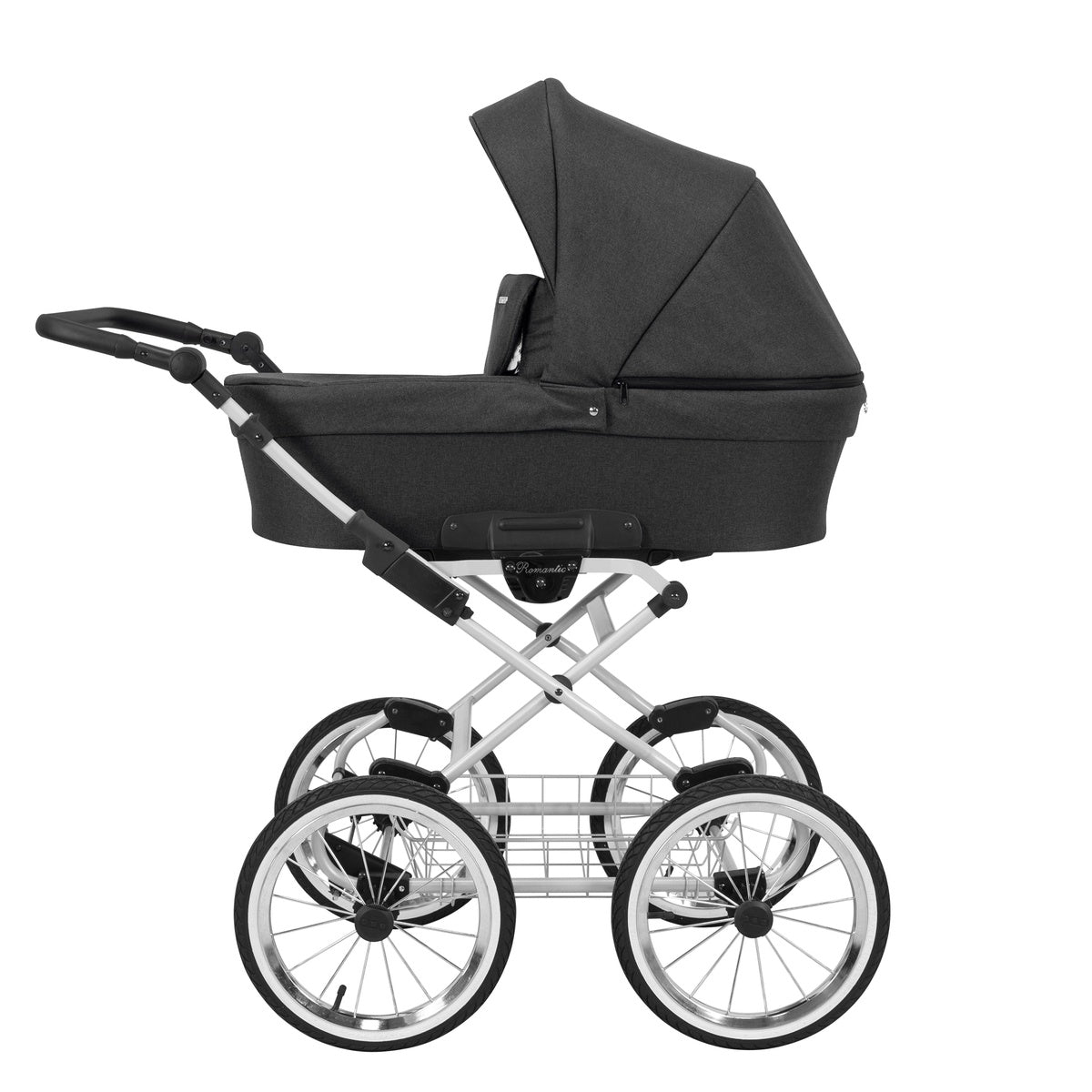 Kinderwagen in Seitenansicht, sichtbar mit Sonnenverdeck, Sicherheitsbügel, Vier-Rad-Fahrgestell und geräumigem Unterkorb.