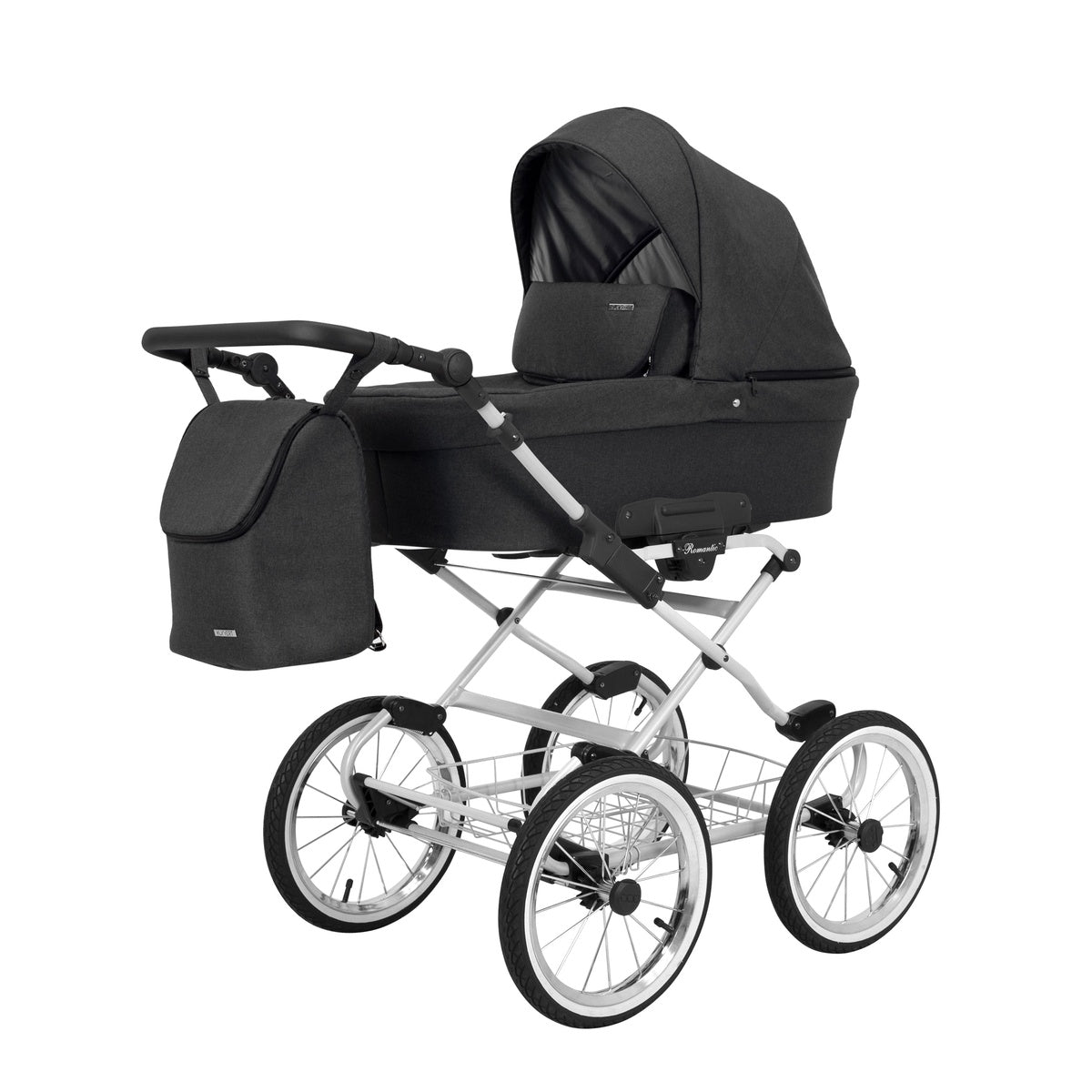Kinderwagen in leicht Schräger Seitenansicht, sichtbar mit Sonnenverdeck, Sicherheitsbügel, passender Tasche und geräumigem Unterkorb.