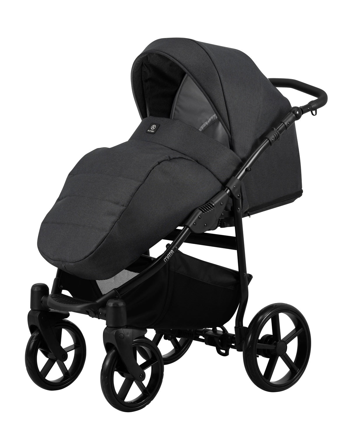 Kinderwagen in leicht schräger Seitenansicht, sichtbar mit Sonnenverdeck, Sicherheitsbügel, Vier-Rad-Fahrgestell und geräumigem Unterkorb.