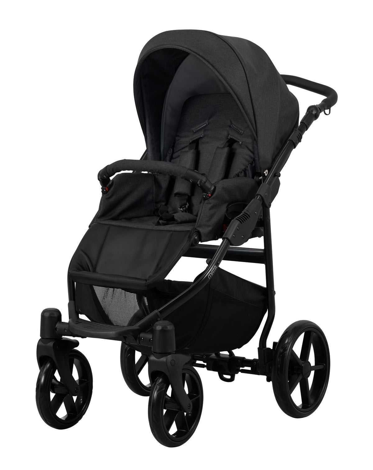 Kinderwagen in leicht schräger Frontansicht, sichtbar mit Sonnenverdeck, Sicherheitsbügel, Vier-Rad-Fahrgestell und geräumigem Unterkorb.