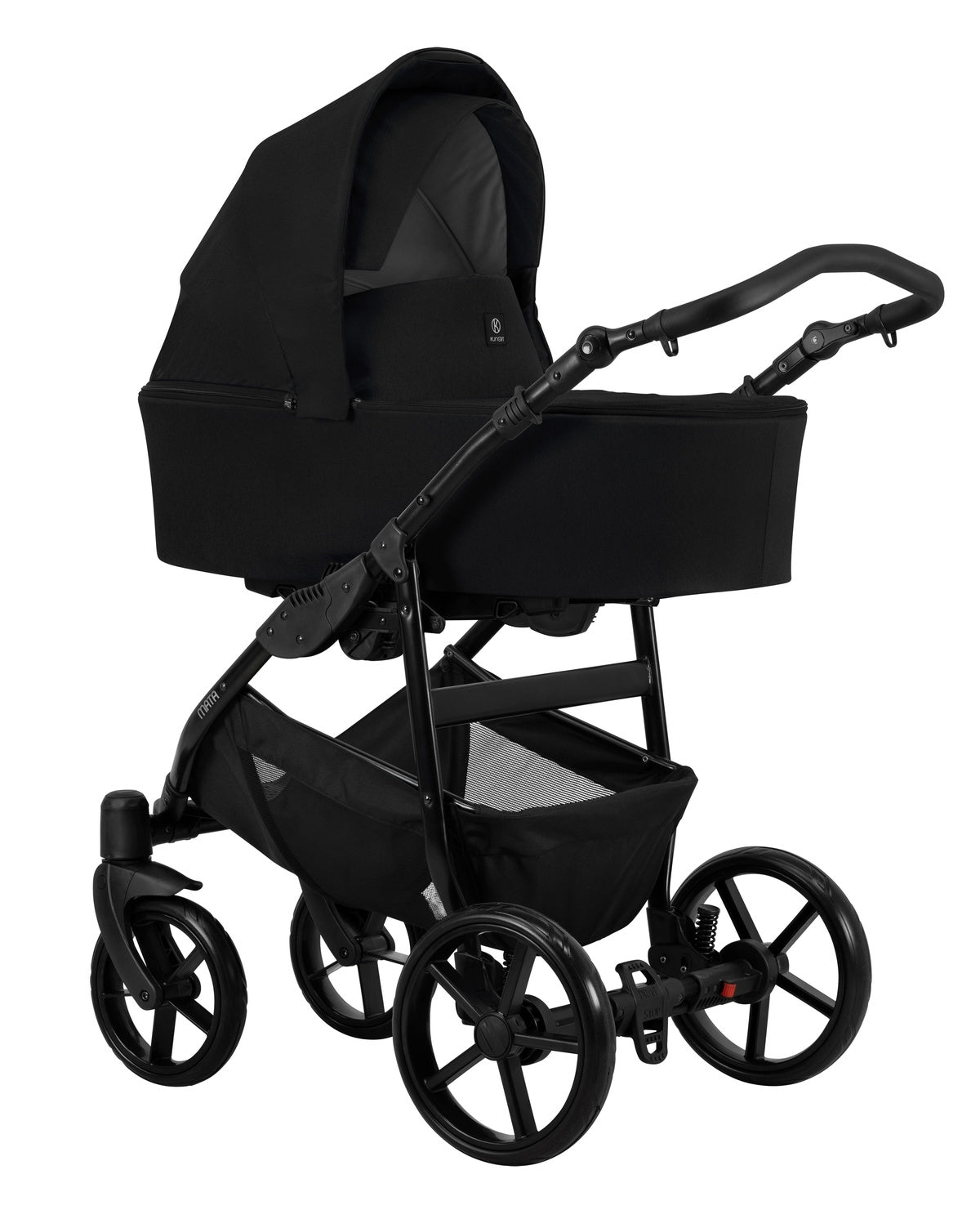 Kinderwagen in leicht schräger Seitenansicht, sichtbar mit Sonnenverdeck, Sicherheitsbügel, Vier-Rad-Fahrgestell und geräumigem Unterkorb.