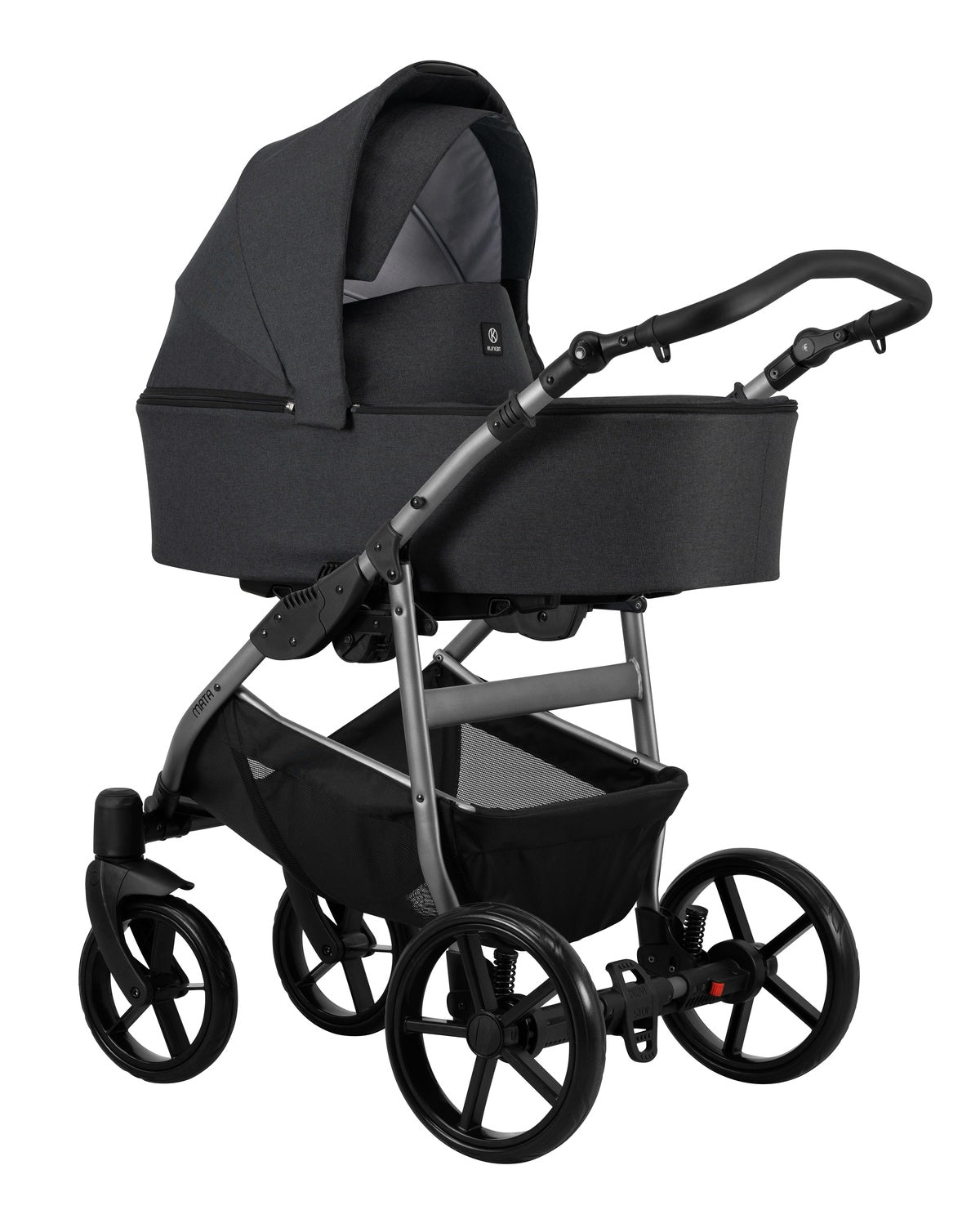 Kinderwagen in leicht schräger Seitenansicht, sichtbar mit Sonnenverdeck, Sicherheitsbügel, Vier-Rad-Fahrgestell und geräumigem Unterkorb.