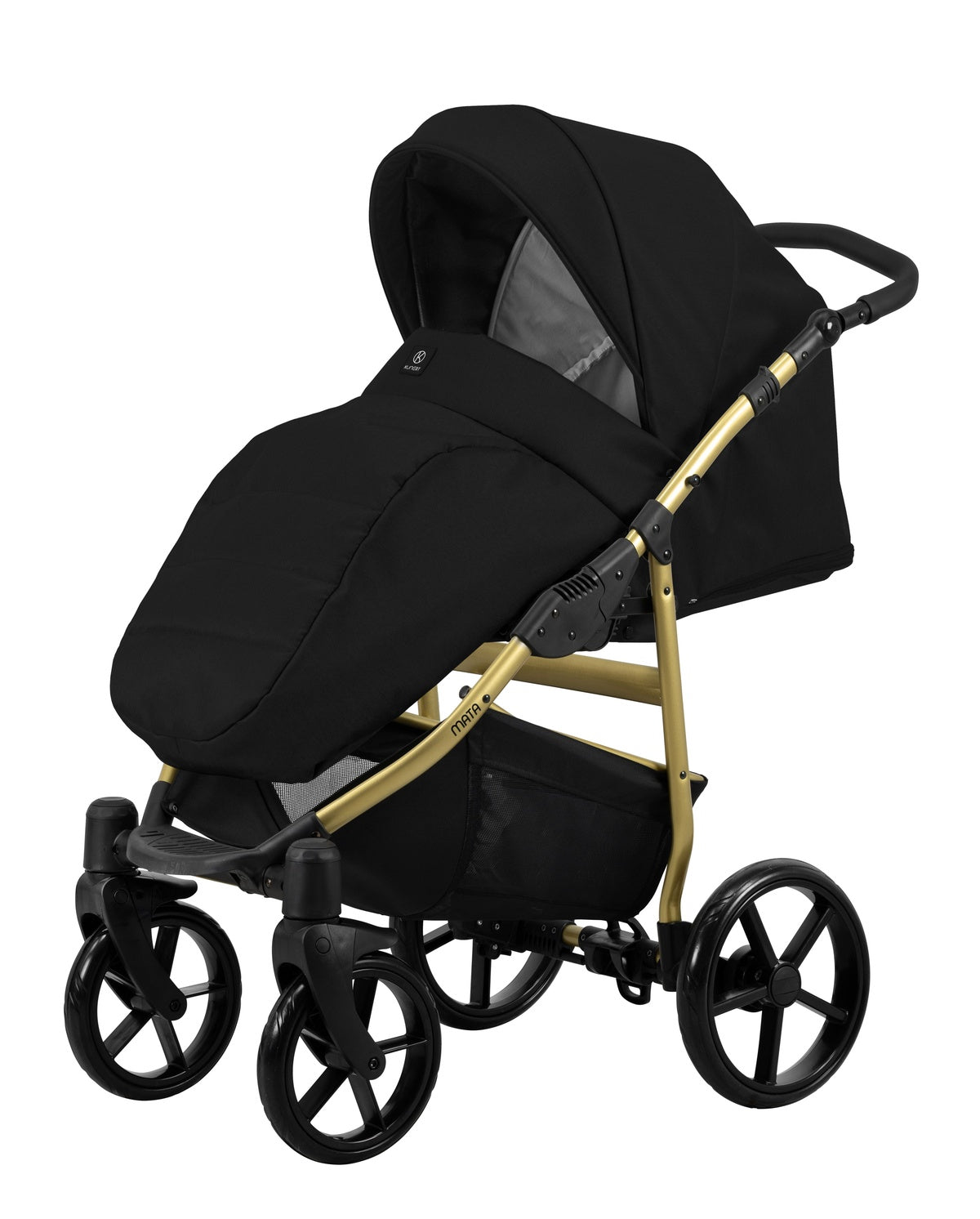 Kinderwagen in leicht schräger Seitenansicht, sichtbar mit Sonnenverdeck, Sicherheitsbügel, Vier-Rad-Fahrgestell und geräumigem Unterkorb.