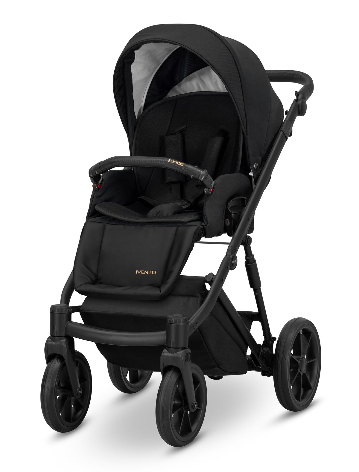 Kinderwagen in leicht schräger Frontansicht, sichtbar mit Sonnenverdeck, Sicherheitsbügel, Vier-Rad-Fahrgestell und geräumigem Unterkorb.