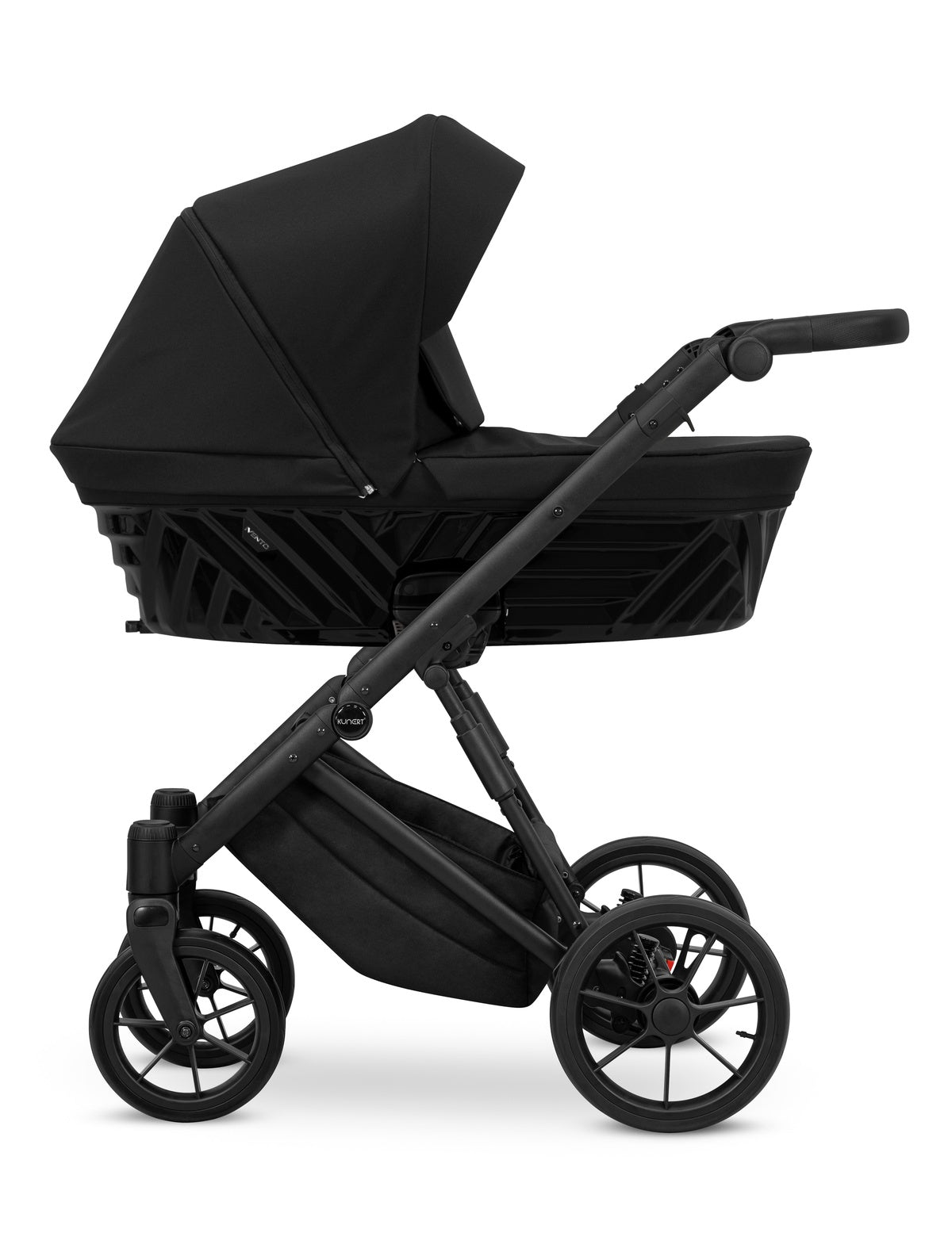 Kinderwagen in Seitenansicht, sichtbar mit Sonnenverdeck, Sicherheitsbügel, Vier-Rad-Fahrgestell und geräumigem Unterkorb.