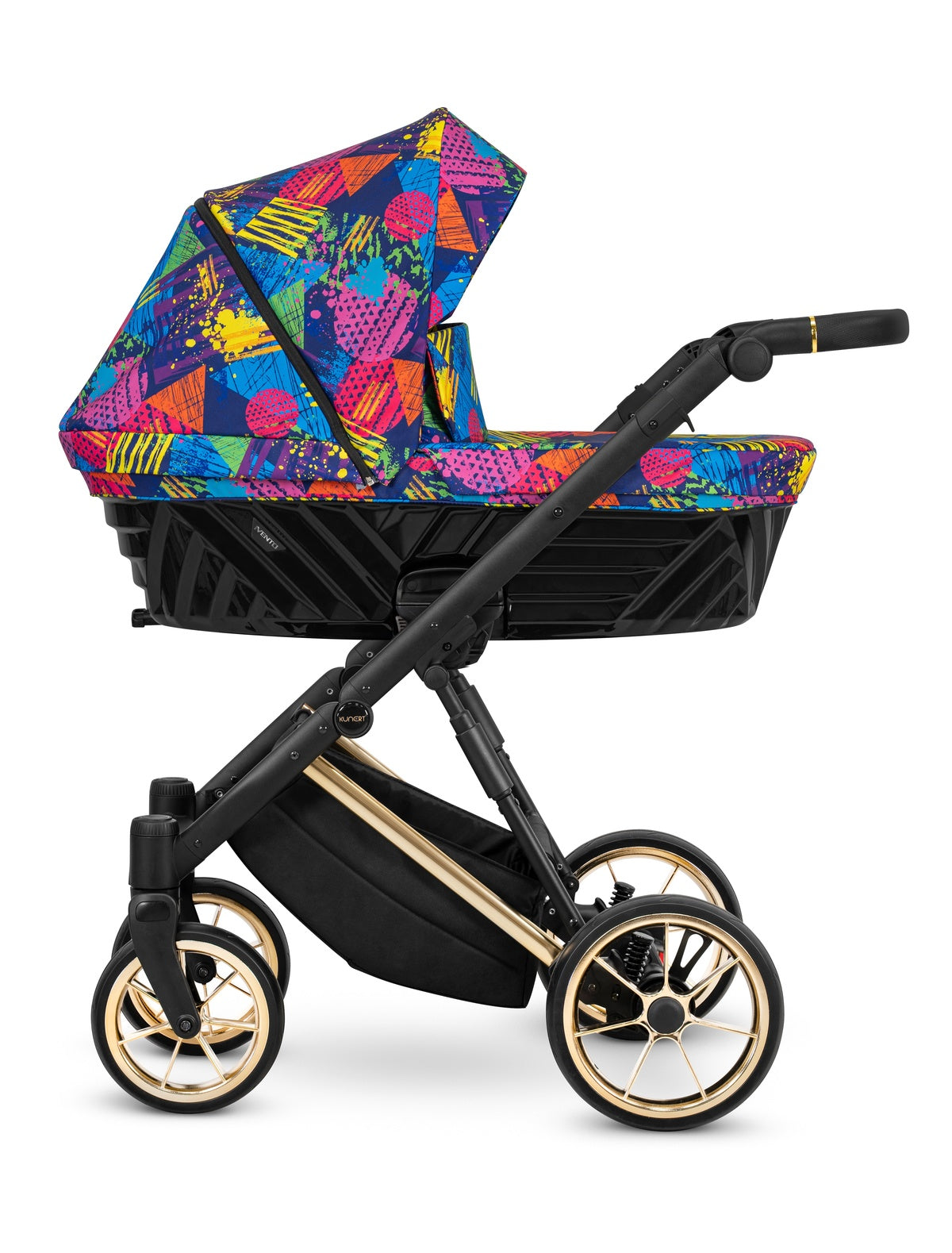 Kombikinderwagen in drei Ansichten: links Seitenansicht mit Babywanne, rechts Frontansicht mit Sportsitz, unten Vorderansicht eines passenden Rucksacks.